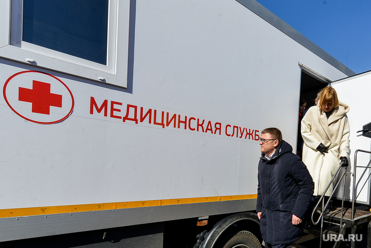 Алексей Текслер на передаче муниципалитетам новых школьных автобусов. Челябинск, текслер алексей