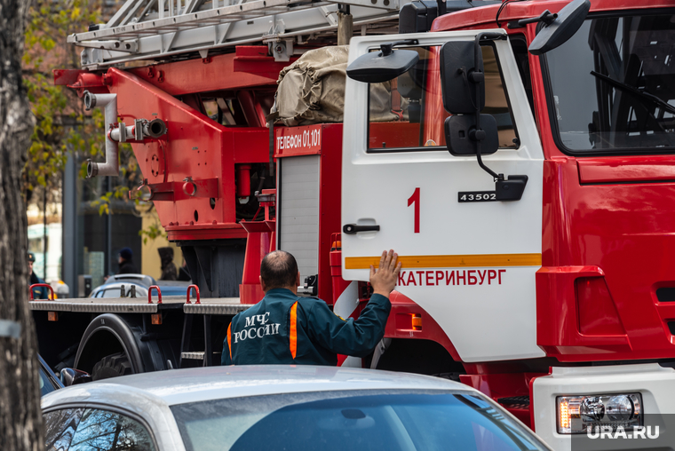 Возгорание на стройплощадке ледовой Арены. Екатеринбург, чп, екатеринбург , пожарный автомобиль, сотрудник мчс, пожарный, мчс россии