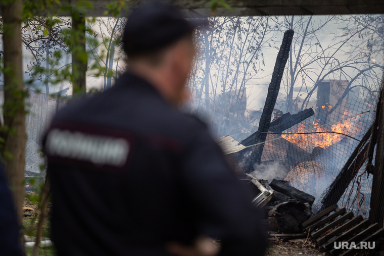 Пожар в частном доме на улице Татищева. Екатеринбург, дым, пожар, возгорание, полицейский, частный сектор