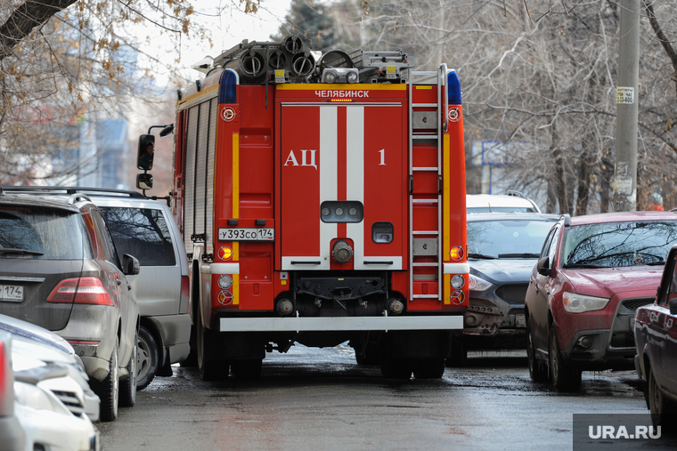 Пожарные в Южно-Уральском государственном университете. Челябинск, узкий проезд, дворовой проезд, пожарная машина
