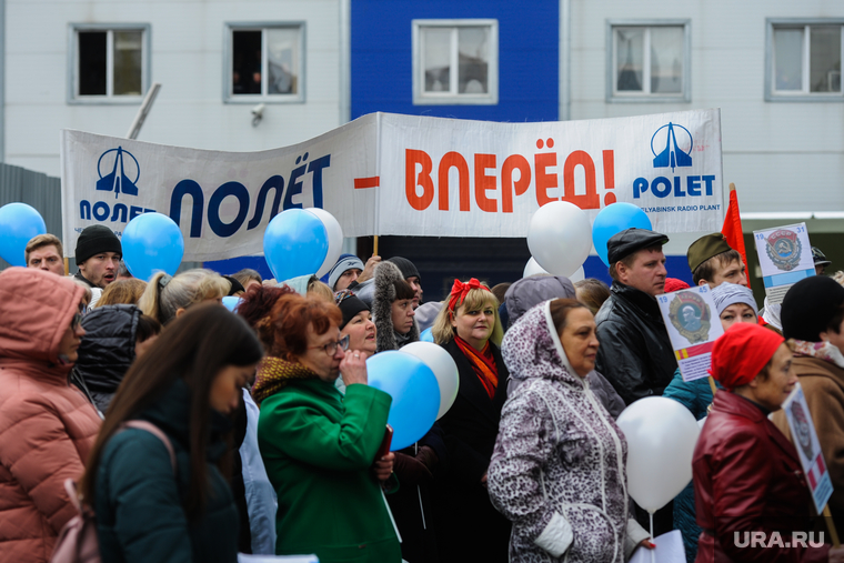 Вскрытие старой и закладка новой капсулы времени с посланием комсомольцев в ПО Полет. Челябинск, работники по полет