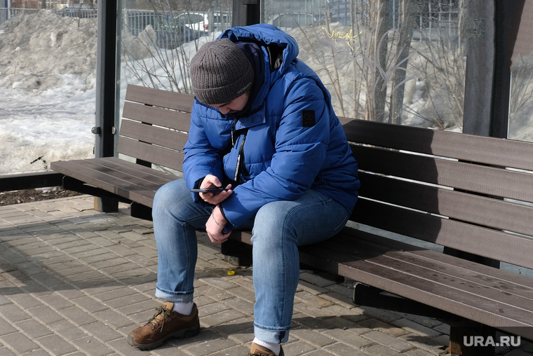 Повседневная жизнь. Москва, телефон, остановка, интернет, мобильник, мужчина, депрессия, мобильный