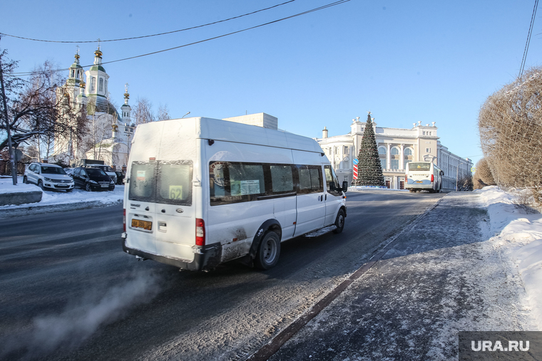 Зима. Тюмень, строительный университет, маршрутка