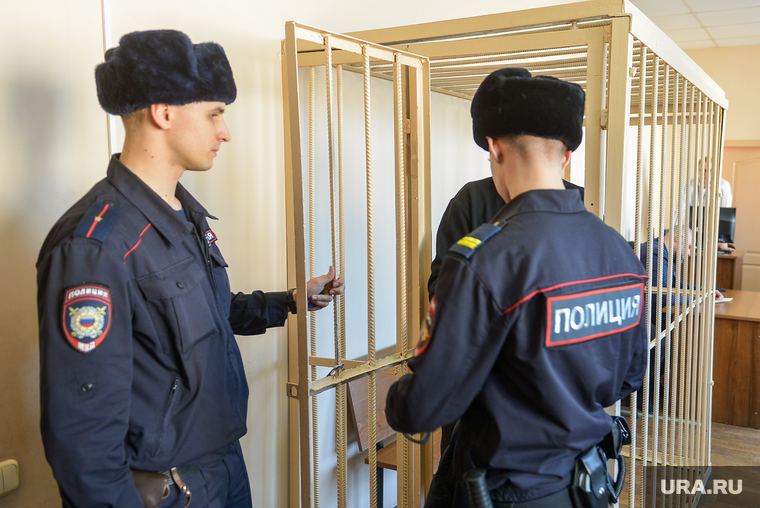 Избрание меры пресечения Арсену Симонову в суде Центрального района. Челябинск, арест, тюрьма, решетка, полиция, суд, клетка, спецсредства, задержание