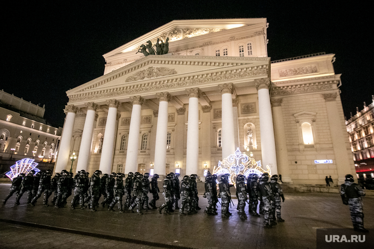 Несогласованная акция протеста после объявления приговора оппозиционеру-блогеру. Москва, театральная площадь, большой театр, полиция, росгвардия, протест, омон, москва, несогласованная акция