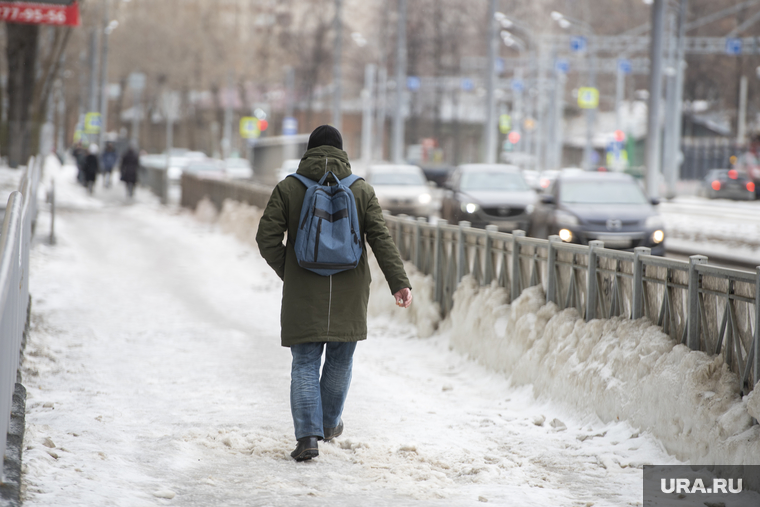Городские картинки. Пермь зима, тротуар в снегу, гололед