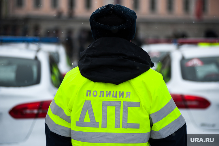 Вручение свердловским полицейским ключей от новых автомобилей. Екатеринбург , машина дпс, машины, зима, полиция, правоохранительные органы, гибдд, дпс, автомобили
