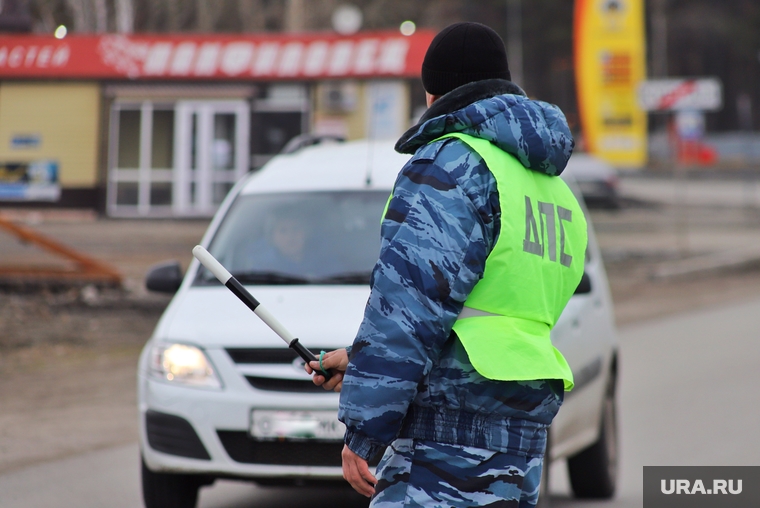 Сотрудники ГИБДД на въезде в город дают разъяснения по поводу режима. Курган, граница, гибдд, дпс, въезд в город, жезл дпс, пост гаи