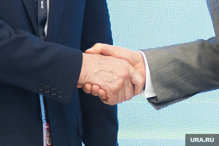 ИННОПРОМ-2019. Подписание соглашения о реализации инвестиционного проекта по строительству молочно-товарной фермы. Екатеринбург, рукопожатие, бобров алексей, черкашин владимир