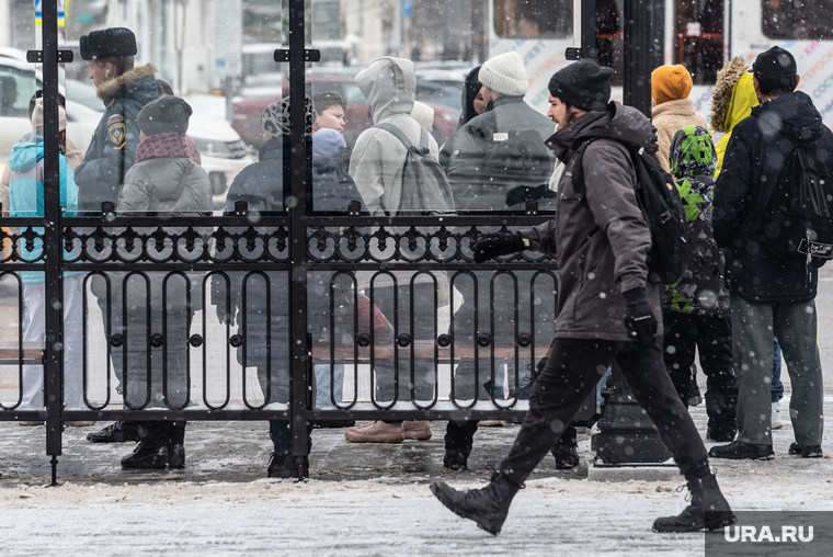 Свердловские зарисовки. Екатеринбург, снег, прохожий, слякоть, остановка общественного транспорта, остановка автобусная, ожидание автобуса