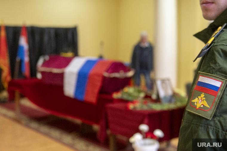 Прощание с погибшим в ЛНР контрактником Арсением Бессоновым. Пермь, траур, прощание, флаг россии, почетный караул, гроб, воинские почести, прощание с погибшим в сво, погибщий в сво