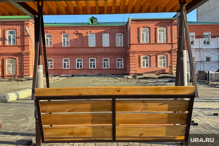 Качели у театра Гулливер. Курган
, качели, гулливер, театр