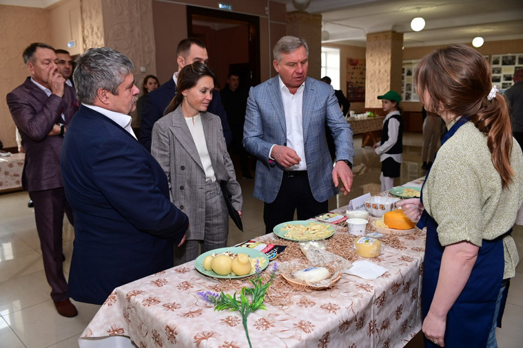 Сельхозпроизводители Урала получили награды от агроинвестора Алексея Боброва (третий слева)