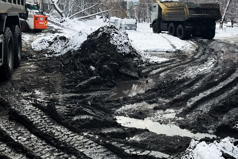 Город. Курган
, снег, грунт, грязь, размытая дорога