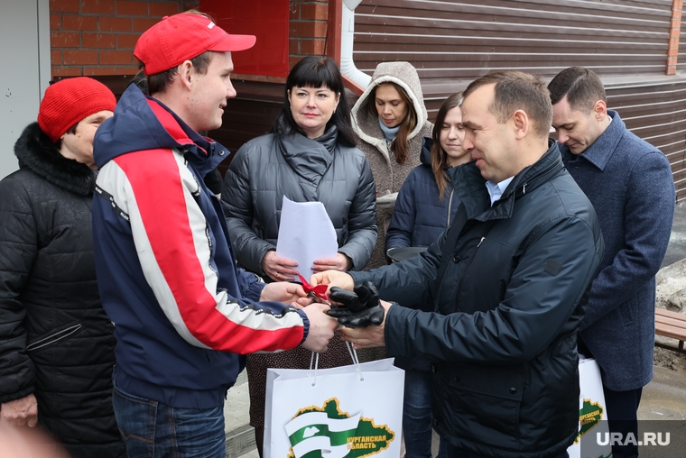 Вручение ключей от квартир детям сиротам. Курган, шумков вадим, ситникова елена