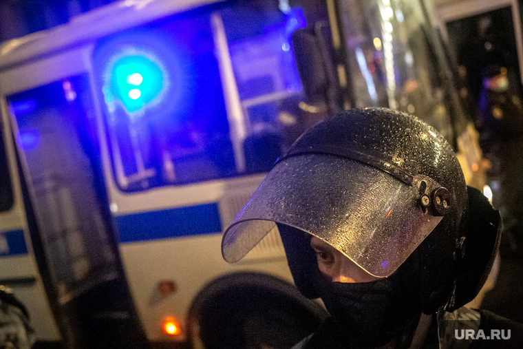 Несанкционированная акция против принятия поправок к Конституции РФ на Пушкинской площади в Москве. Москва. ЛГБТ, автозак, задержание активистов, митинг, полиция, росгвардия, космонавты, винтилово, дождь, петровка улица