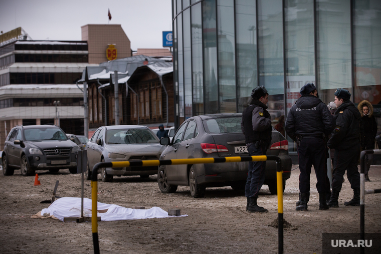 Труп у Высоцкого. с бизнес-центра упал неизвестный. Екатеринбург