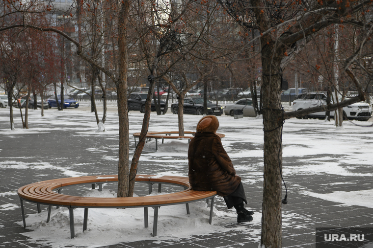 Ветреная погода в Екатеринбурге. Екатеринбург , пенсионер, скамейка, зима, парк, женщина