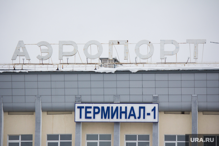 Платная парковка в аэропорту. Нижневартовск, аэропорт, терминал