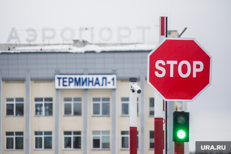 Платная парковка в аэропорту. Нижневартовск, знак стоп, аэропорт, терминал