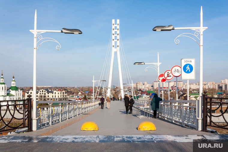 Ограничители въезда. Тюмень, пешеходный мост, мост влюбленных, ограничители движения транспорта, виды тюмени, ограничитель