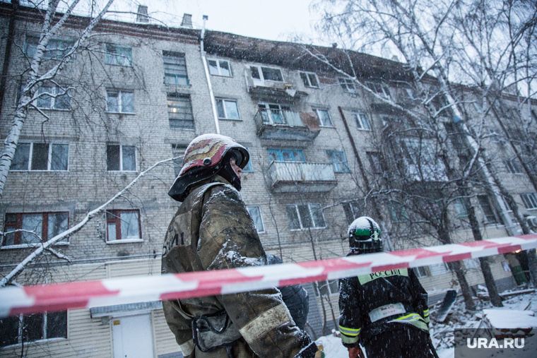 Обрушение кровли жилого дома по ул. 50 лет ВЛКСМ. Тюмень, мчс, лента ограждения, обрушение крыши, обрушение балкона, чс