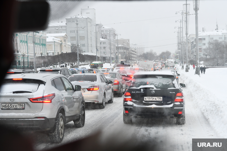 Уборка снега. Екатеринбург, пробка, снег на дороге, нечищенная дорога