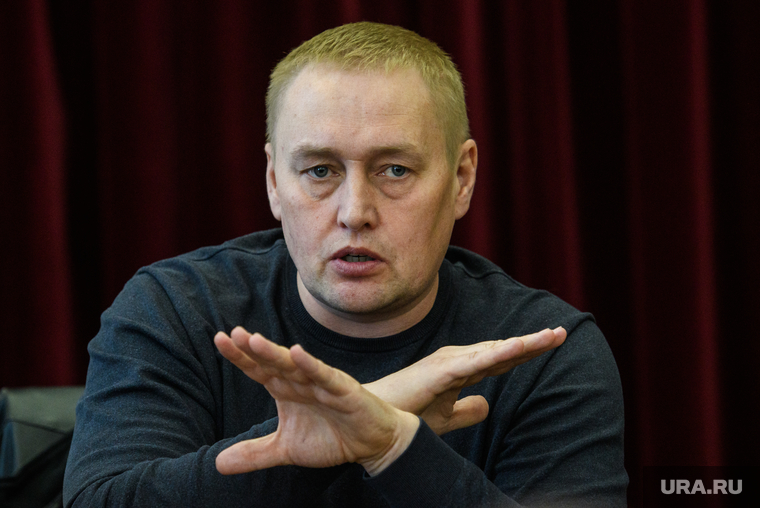 Шестой день протестов против строительства храма Св. Екатерины в сквере около драмтеатра - встреча Александра Высокинского с инициативной группой. Екатеринбург, альшевских андрей