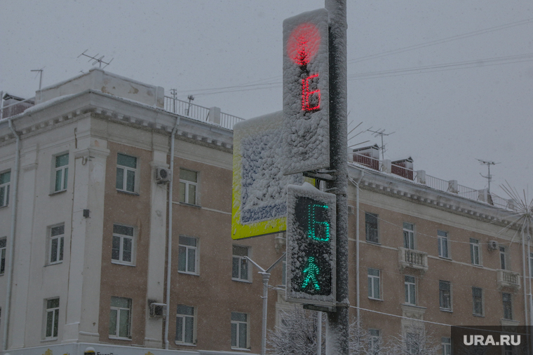 Снег в городе.
Курган., светофор в снегу