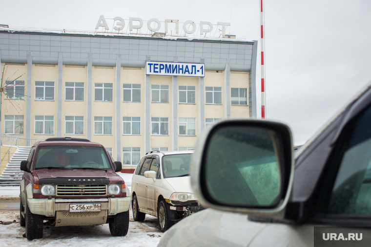 Платная парковка в аэропорту. Нижневартовск, терминал, парковка