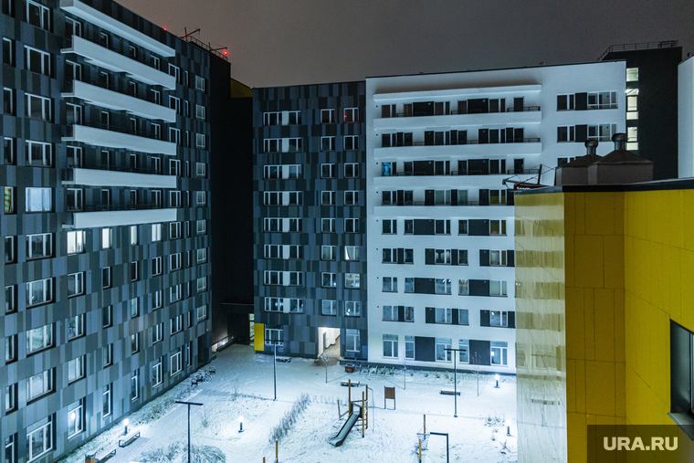 Свердловские зарисовки. Екатеринбург, академический район, недвижимость, ипотека, ночь, многоквартирный дом, покупка жилья, новостройка, внутренний двор, аренда квартир, аренда жилья, квартал конструктивизма, улица ландау