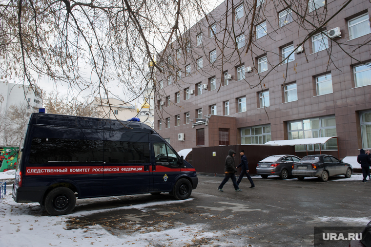 Машины реанимации и СК во дворе Театра Эстрады. Екатеринбург, следственный комитет, театр эстрады