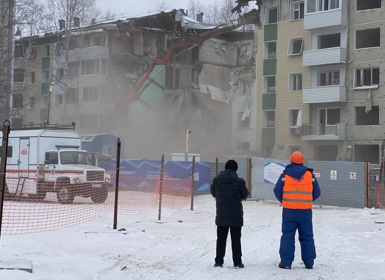 В Нижневартовске на улице Мира идут работы по сносу дома, год назад разрушенного взрывом газа