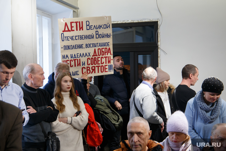 По оценкам журналиста URA.RU, поддержать Ражева пришли 50 человек