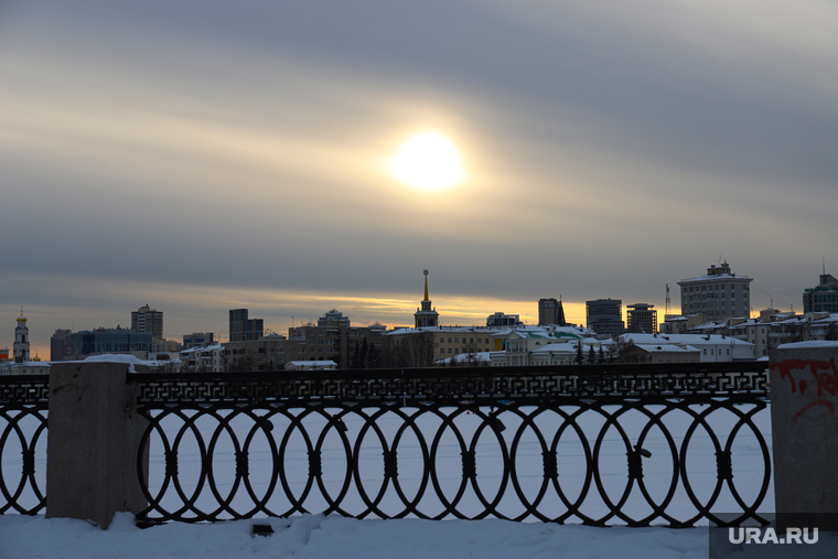 Панорама города. Екатеринбург, солнце, вид города, городской пруд, плотинка