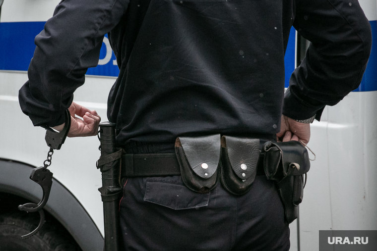 Клипарт "Полиция, доставка подследственного". Москва, полиция, спецсредства, полицейский, наручники