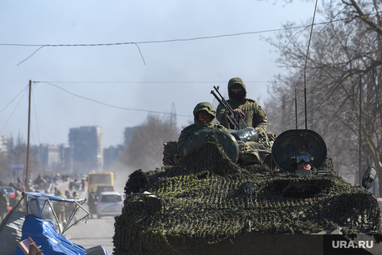 Ситуация в осажденном Мариуполе. Украина, старушки, бабушки, бмп, армия, военные, техника, украина, мариуполь, солдат, народная милиция, комендатура, вс рф