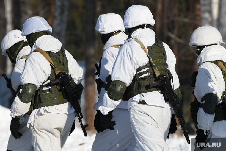Обучение и досуг военнослужащих на Свердловском полигоне и в 32-м военном городке. Екатеринбург, зима, военные, маскхалат, зимняя война, сво, война зимой, передислокация, движение войск