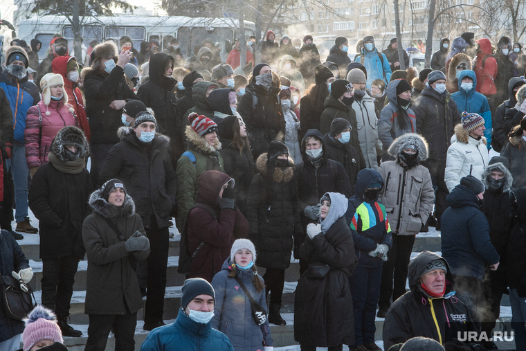 Несанкционированный митинг в поддержку оппозиционера. Екатеринбург, зима, несанкционированная акция, протестующая молодежь, мороз, холод, толпа людей