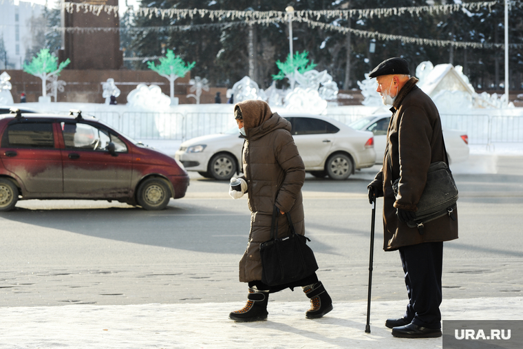 Городские зарисовки. Челябинск, пенсионер, пешеход, зима, нищая, бедность, побирушка, масочный режим