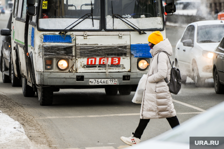Городские зарисовки. Челябинск, снег, пешеходный переход, пешеход, зима, маршрутка, городской транспорт, автотранспорт, масочный режим