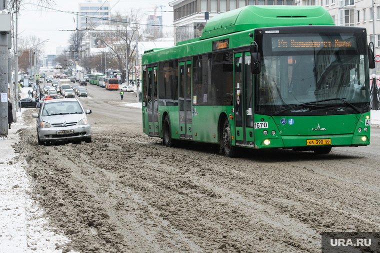 Виды Екатеринбурга, автобус, общественный транспорт, маршрут1, улица карла либкнехта, снег на дороге, снег в городе, грязный снег, нечищенная дорога, неубранный снег