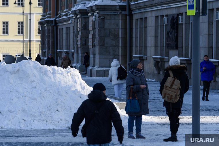 Свердловские зарисовки. Екатеринбург, снег, администрация екатеринбурга, уборка снега, зима, снежная куча, город