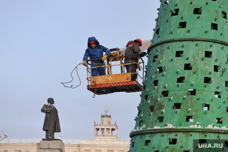 Установка новогодней ёлки на центральной площади. Курган , памятник ленину, установка елки, подьемник