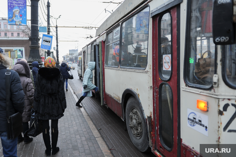 Остановка общественного транспорта на площади Революции. Челябинск, троллейбус, пассажир, остановка общественного транспорта