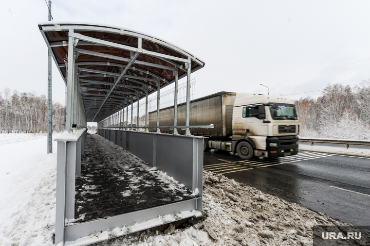 Монтаж пешеходного моста на трассе М5 Урал на станции Таскино. Челябинск, пешеходный мост, фура, дальнобойщик, металлоконструкция, росавтодор, монтаж моста