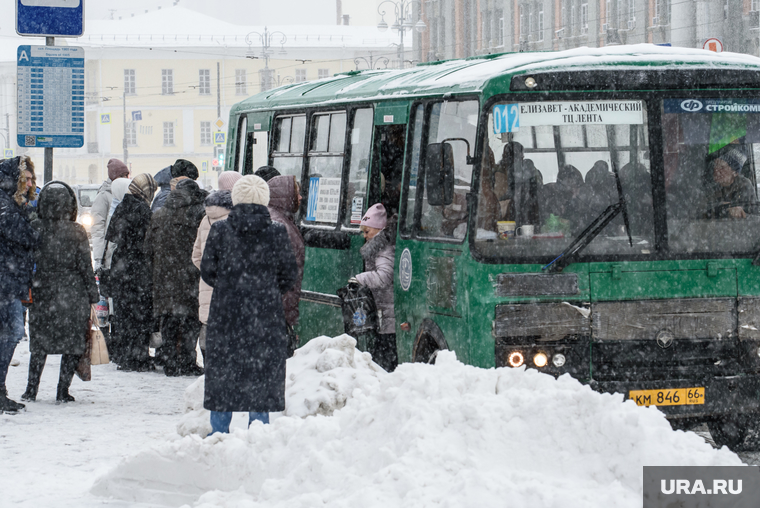 Снегопад в Екатеринбурге. Екатеринбург, снег, автобус, общественный транспорт, снежная куча, пассажиры, автобус 012
