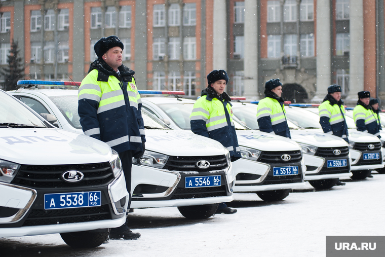 Вручение свердловским полицейским ключей от новых автомобилей. Екатеринбург , автомобили, машина дпс, машины, зима, полиция, правоохранительные органы, гибдд, дпс