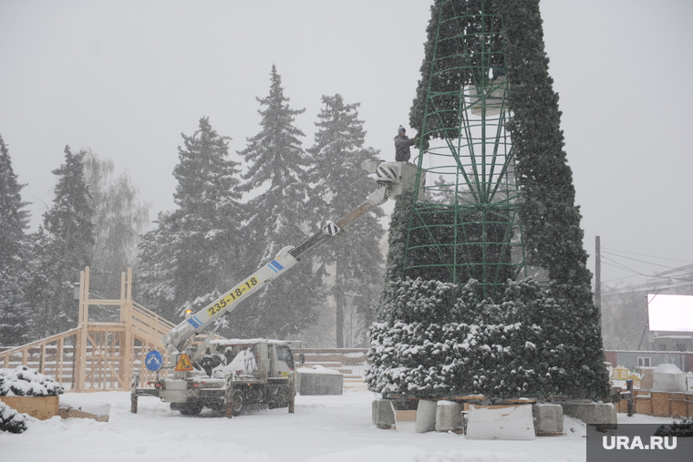 Елка. Челябинск, ледовый городок, елка на площади, снежный городок