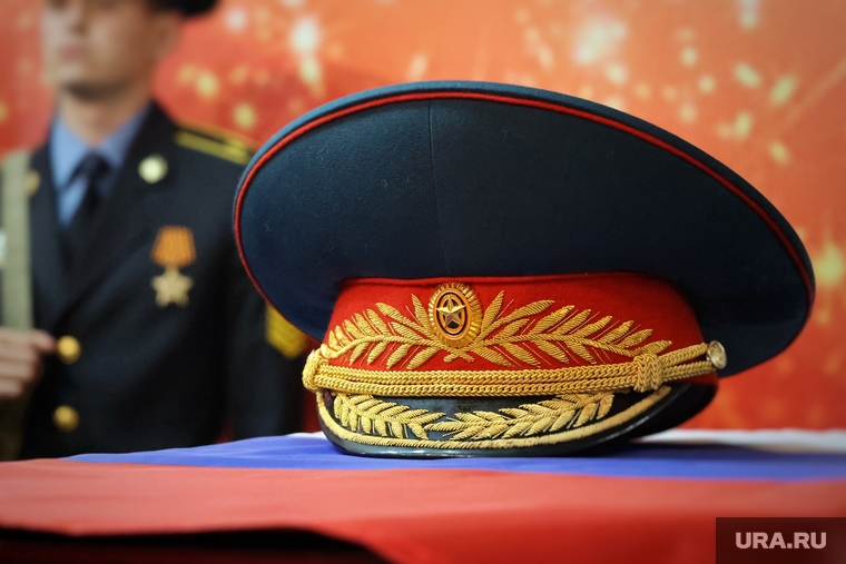 Прощание с генерал-майором Владимиром Усмановым. Курган, фуражка генерала